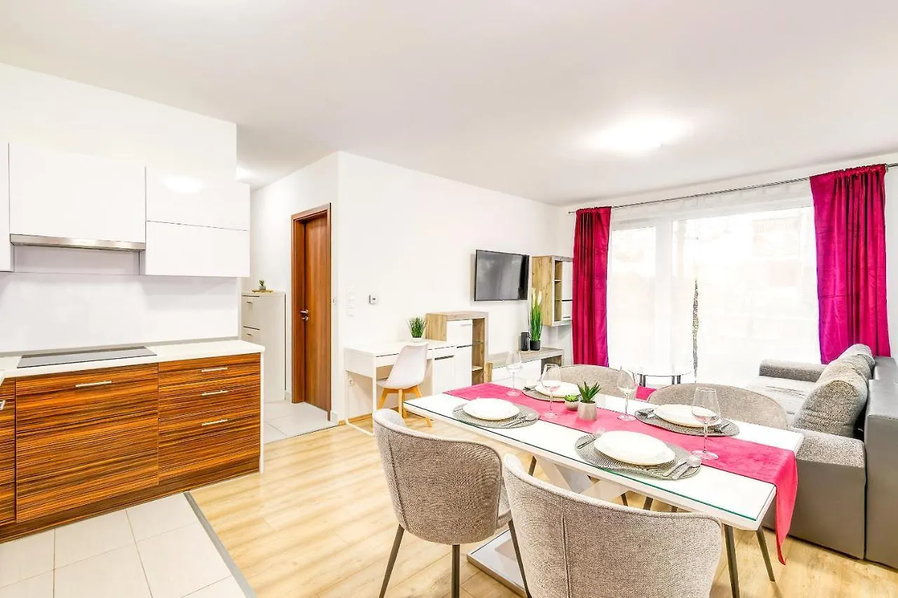 Tranquil Apartment With Free Parking And Garden Connection In The Downtown location