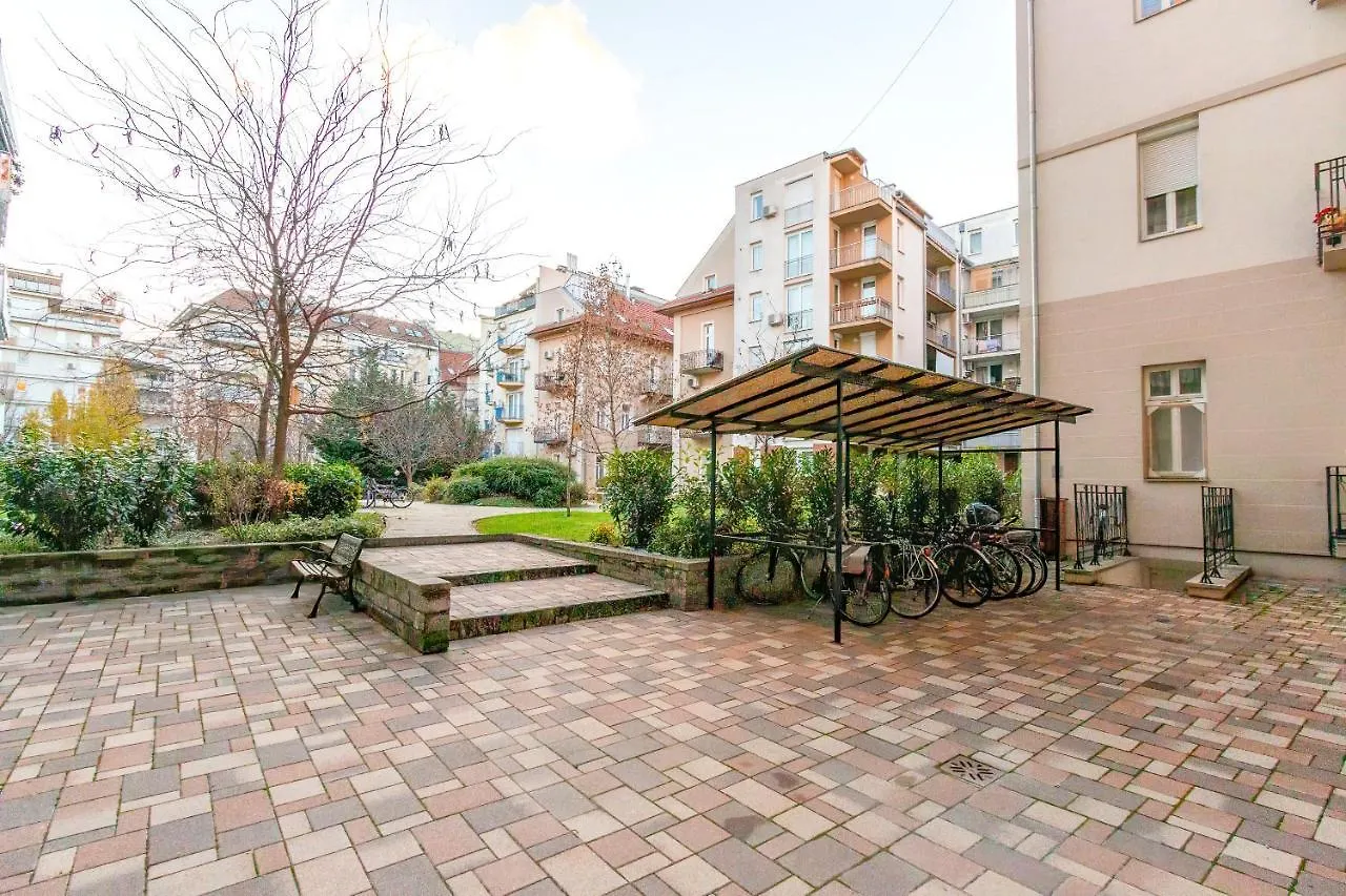 Tranquil Apartment With Free Parking And Garden Connection In The Downtown 布达佩斯